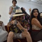 La puesta en escena transforma una terraza de lujo en el refugio de un grupo de personajes que observa desde las alturas el avance de una sublevación popular.