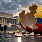 Una representación simbólica de la crisis de la democracia en Ecuador, marcada por la desconfianza ciudadana en los partidos políticos y las instituciones.
