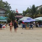 Los turistas empezaron a llegar a los balnearios de Santa Elena en el primer día de asueto
