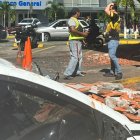 Personas observan un vehículo afectado por los restos de un edificio en Ciudad de Panamá, tras un terremoto de magnitud 7,7 que sacudió el país este viernes 9 de octubre.