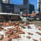 Un vehículo afectado por restos de un edificio tras un terremoto de magnitud 7,7 con una profundidad de 10 kilómetros en Panamá.