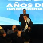 Billy Navarrete, representante del Comité para la Defensa de los Derechos Humanos, recibió la condecoración este viernes 9 de octubre.