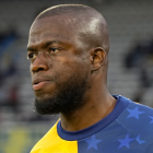 Enner Valencia calentando antes del partido de Boca Juniors.