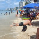 En el primer día del feriado por el 9 de octubre hubo gran presencia de turistas en las playas de Santa Elena