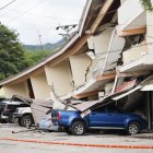 Socorristas caminan frente a una edificación afectada por el terremoto de magnitud 7,7 que sacudió Panamá.
