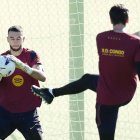 El portero del FC Barcelona, Joan Garcia, durante el entrenamiento que realiza la plantilla barcelonista, en la Ciudad Deportiva Joan Gamper.