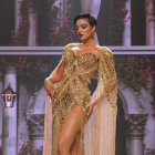Shyare Andrade deslumbró con un imponente traje de gala dorado durante la final del Miss Grand International 2026, celebrada en Bangkok, Tailandia.