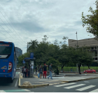 Un bus, de la compañía Latina, en la av. Patria, muy cerca de la Casa de la Cultura Ecuatoriana. El registro municipal va en la placa azul.