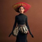 Nicol lleva la moda ecuatoriana con naturalidad, y eso es parte de su sello frente al lente.