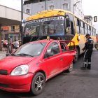 Un expreso colisionó con un auto en Quito y Capitán Nájera, dejando dos personas heridas.