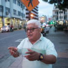 Francisco Bravo, de 70 años, llegó desde Loja a vivir al Guayaquil de los lagarteros, las estaciones de buses en los parques y los viajes a Durán en lancha.
