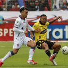 Liga de Quito y Barcelona jugando en el estadio Rodrigo Paz.