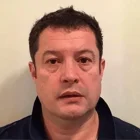 El fiscal sostuvo que las operaciones investigadas habrían permitido el enriquecimiento personal mediante recursos destinados a programas gubernamentales.