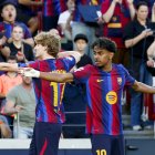 El delantero del Barcelona Anthony Gordon (i) celebra junto a Lamine Yamal tras marcar ante el Getafe CF.
