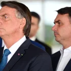 El expresidente Jair Bolsonaro (i) en en evento oficial pasado junto a su hijo y senador Flávio Bolsonaro (d).