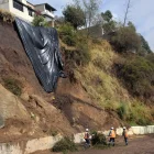 Este 12 de octubre continúan los trabajos tras el deslizamiento de tierra en la Mariano Hinojosa y Autopista General Rumiñahui.