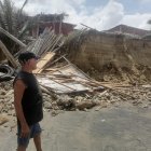 Una vivienda en Punta Bikini, San Clemente, norte de Manabí, fue afectada por los oleajes y la erosión costera