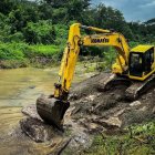 Una máquina trabaja para limpiar la zona y minizar el efecto de las inundaciones.
