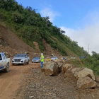 Equipos de emergencia y maquinaria trabajaron en la remoción de escombros para restablecer la circulación en las vías afectadas por las intensas lluvias.