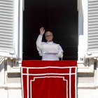 El Papa León XIV dirige el rezo del Ángelus desde la ventana de su despacho con vistas a la Plaza de San Pedro, en la Ciudad del Vaticano, el 11 de octubre de 2026.