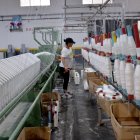 Una persona realiza su trabajo en una industria de textil, en Quito.