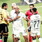 Deyverson (c.) durante el partido entre Liga de Quito y Barcelona.