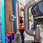 Un trabajador revisa los medidores de energía eléctrica en una empresa, en Guayaquil.