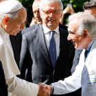 El papa León XIV (izquierda) fue recibido por el médico Andrea Cambieri, quien encabeza el equipo que lo operará.