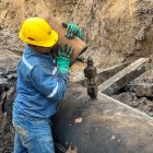 Personal de Petroecuador ejecuta trabajos de contención, limpieza y recuperación del crudo derramado en el SOTE, en Quinindé, Esmeraldas.