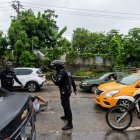 Agentes policiales durante las detenciones en el norte de Guayaquil.