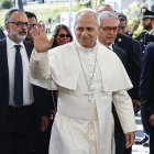 Fotografía del papa León XIV (C) llegando al Hospital Universitario Agostino Gemelli de Roma, Italia.