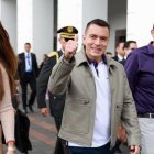 El presidente Daniel Noboa junto a los candidatos de ADN a la Alcaldía de Quito, Harold Burbano (d), y a la Prefectura de Pichincha, Giovanna Ubidia (i).