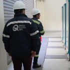 Imagen referencial de trabajadores de la Empresa Eléctrica Quito.