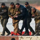 Nicolás Maduro y Cilia Flores en el momento de su llegada a Estados Unidos, tras ser detenidos en Venezuela.
