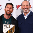 Lionel Messi junto a Don Garber, comisionado de la Major League Soccer.