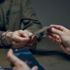 Referencial. Los hombres enviaron mensajes extorsivos a la comerciante en los que le exigían el pago de $3.000.