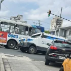 Un camión blindado quedó atrapado en una alcantarilla en las calles Manuel Galecio y Tulcán, en el centro de Guayaquil, luego de que una de sus ruedas se hundiera en la calzada.