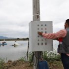 Una persona maneja la parte eléctrica en una camaronera de Ecuador.