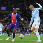Willian Pacho (i), defensa del PSG, en la marca de Erling Haaland (d), delantero del Manchester City.