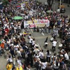 Personas participan en una manifestación contra el Gobierno de Abelardo de la Espriella, este miércoles 14 de octubre, en Cali (Colombia).