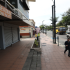 En plena avenida Víctor Emilio Estrada, la principal de Urdesa, hay varios locales desocupados.