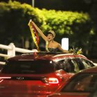Shyare Andrade regresa a Ecuador: la modelo manabita llegó al aeropuerto José Joaquín de Olmedo de Guayaquil tras quedar como primera finalista del Miss Grand International 2026.