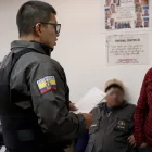 La Fiscalía formuló cargos contra un funcionario del Ministerio de Educación por presunto tráfico de influencias y un juez dictó prisión preventiva en Quito.
