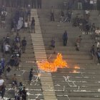 Hinchas de Emelec incendiaron papel picado en las gradas del estadio Christian Benítez.
