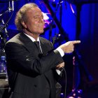 El cantante español, Julio Iglesias, es acusado por extrabajadoras de una supuesta agresión sexual.