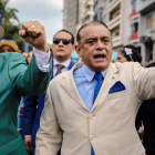 Los concejales de Guayaquil, Manuel Romero (izquierda) y Alberto Cajamarca, durante una marcha en la avenida Malecón.