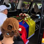 El féretro de Mónika Silva fue cobijado con una bandera de Ecuador.