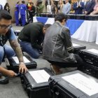 Funcionario del CNE revisa los kits electorales que serán enviados a las circunscripciones del exterior.