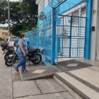 Representantes llegaron al plantel a pedir información sobre el posible caso de tuberculosis.