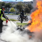 Una motocicleta se incendió durante un operativo de tránsito en Guajaló, al sur de Quito. Un agente de la AMT logró apagar las llamas.